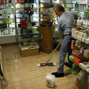 Ob Büros, Geschäfte oder Privathaushalte – mit unseren umfassenden Leistungen in der Gebäudereinigung sagen wir dem Schmutz den Kampf an! Ob Büros, Geschäfte oder Privathaushalte – mit unseren umfassenden Leistungen in der Gebäudereinigung sagen wir dem Schmutz den Kampf an!