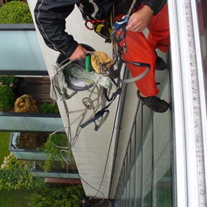 Ob Büros, Geschäfte oder Privathaushalte – mit unseren umfassenden Leistungen in der Gebäudereinigung sagen wir dem Schmutz den Kampf an! Ob Büros, Geschäfte oder Privathaushalte – mit unseren umfassenden Leistungen in der Gebäudereinigung sagen wir dem Schmutz den Kampf an!