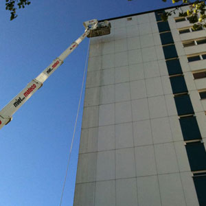 Ob Büros, Geschäfte oder Privathaushalte – mit unseren umfassenden Leistungen in der Gebäudereinigung sagen wir dem Schmutz den Kampf an! Ob Büros, Geschäfte oder Privathaushalte – mit unseren umfassenden Leistungen in der Gebäudereinigung sagen wir dem Schmutz den Kampf an!