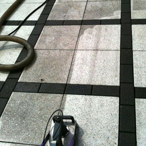 Mit Hochdruck gegen hartnäckige Verschmutzungen! Unsere Hochdruckreinigung kommt bei Terrassen, Wintergärten, Lagerhallen und Co. zum Einsatz. Mit Hochdruck gegen hartnäckige Verschmutzungen! Unsere Hochdruckreinigung kommt bei Terrassen, Wintergärten, Lagerhallen und Co. zum Einsatz.