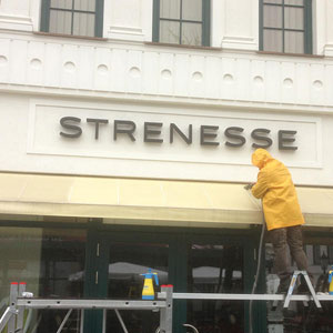 Sie wollen Ihre Jalousien oder Ihren Sonnenschutz reinigen lassen? Dann wenden Sie sich für eine fachgerechte und zuverlässige Reinigung an uns!